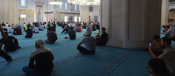 Как соблюдают санитарные нормы в мечети Бишкека — видео с дрона - Sputnik Кыргызстан