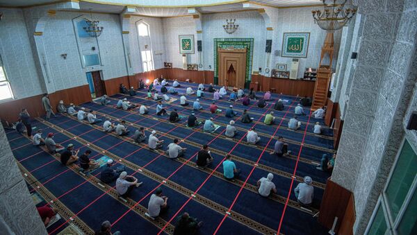 Верующие совершают намаз в мечети. Архивное фото - Sputnik Кыргызстан