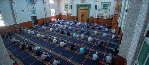 Первый пятничный намаз после карантина в Бишкеке - Sputnik Кыргызстан