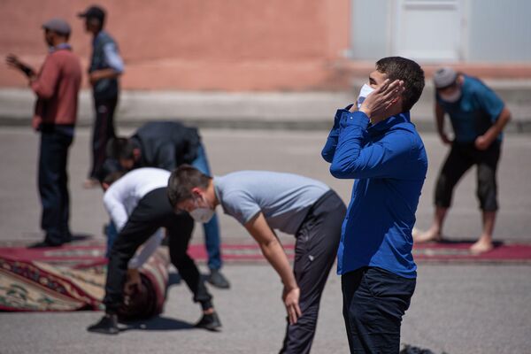 Первый пятничный намаз после карантина в Бишкеке - Sputnik Кыргызстан