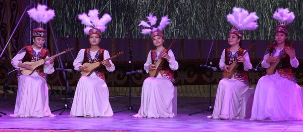 Комуздун коштоосундагы орусча ырлар. Бишкекте Россия Күнү белгиленди. Видео - Sputnik Кыргызстан