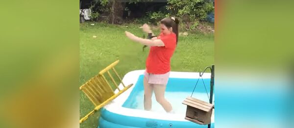 Девушка хотела спасти белку из бассейна, но не вышло — видео рассмешило Сеть Девушка хотела спасти белку из бассейна, но не вышло — видео рассмешило Сеть - Sputnik Кыргызстан