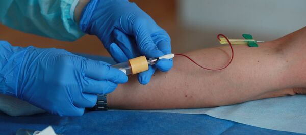 Забор крови из вены на тестирование наличия антител к коронавирусу COVID-19. Архивное фото - Sputnik Кыргызстан
