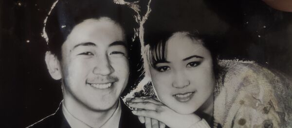 Акын Элмирбек Иманалив ырчы Гүлбү Ороскул кызы менен - Sputnik Кыргызстан