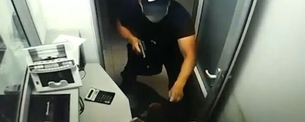 На видео попало дерзкое ограбление банка в Кыргызстане - Sputnik Кыргызстан