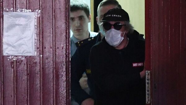 Актёр Михаил Ефремов выходит из Таганского суда в Москве. Архивное фото - Sputnik Кыргызстан