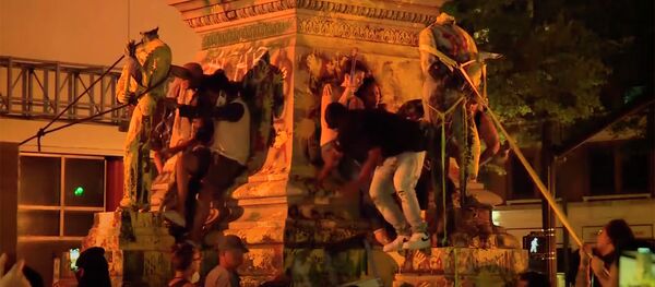 На видео попало как протестующий в США обрушил на себя статую — он в коме - Sputnik Кыргызстан