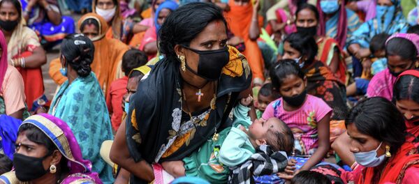 Аял баласы менен өкмөткө каршы нааразычылык акциясынын учурунда. Архив - Sputnik Кыргызстан