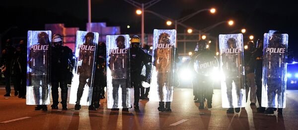 Сотрудники полиции охраняют порядок во время митингов против расовой дискриминации в Атланте, Джорджия
 - Sputnik Кыргызстан