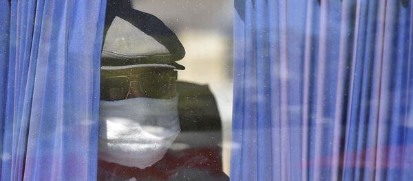 Мужчина в медицинской маске едет на автобусе после ослабления карантинных мер в Бишкеке - Sputnik Кыргызстан