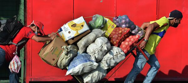 Двое мужчин везут тележку с товарами. Архивное фото - Sputnik Кыргызстан