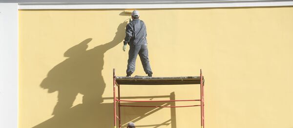 Рабочие красят фасад здания. Архивное фото - Sputnik Кыргызстан