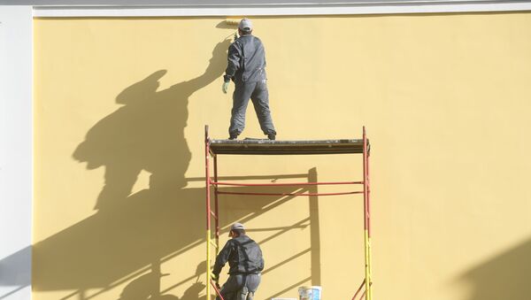Рабочие красят фасад здания. Архивное фото - Sputnik Кыргызстан