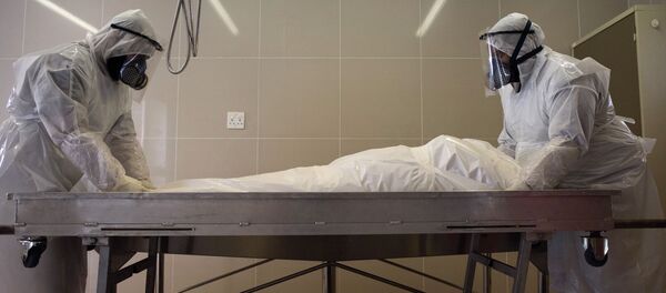 Медицинские сотрудники готовят человека к захоронению. Архивное фото - Sputnik Кыргызстан