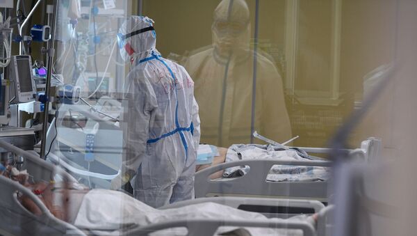 Медицинский работник возле кровати пациентов в больнице. Архивное фото - Sputnik Кыргызстан