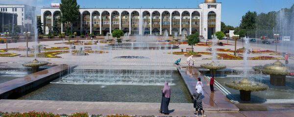 Горожане гуляют у фонтанов на площади Ала-Тоо в Бишкеке Горожане гуляют у фонтанов на площади Ала-Тоо в Бишкеке - Sputnik Кыргызстан
