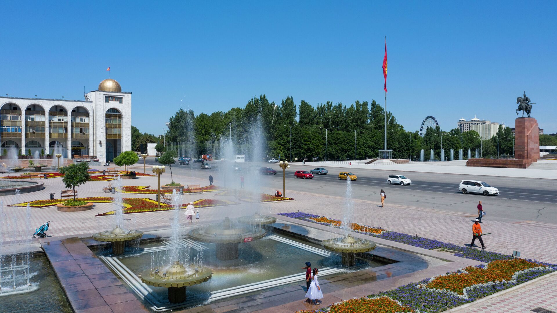 Горожане гуляют у фонтанов на площади Ала-Тоо в Бишкеке. Архивное фото - Sputnik Кыргызстан, 1920, 28.04.2021