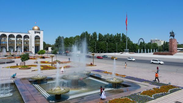 Горожане гуляют у фонтанов на площади Ала-Тоо в Бишкеке. Архивное фото - Sputnik Кыргызстан