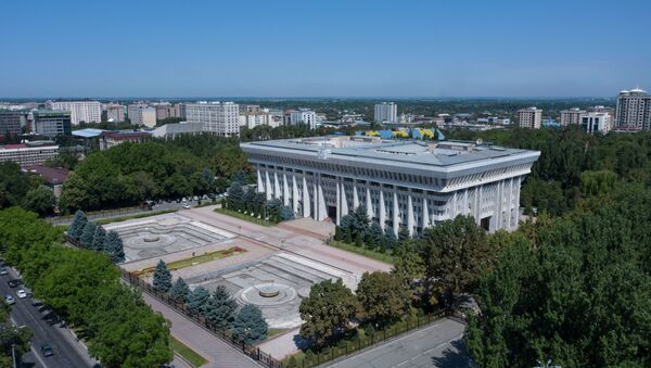 Вид с дрона на здание Жогорку Кенеша в центре Бишкека. Архивное фото - Sputnik Кыргызстан