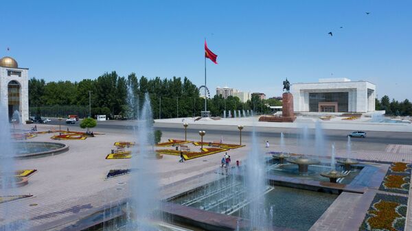 Горожане гуляют у фонтанов на площади Ала-Тоо в Бишкеке. Архивное фото - Sputnik Кыргызстан