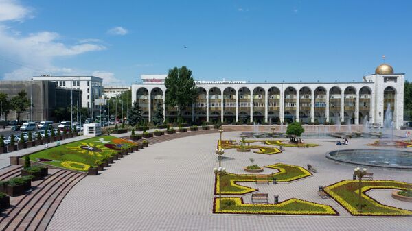 Цветочные клумбы и фонтан на площади Ала-Тоо в Бишкеке - Sputnik Кыргызстан