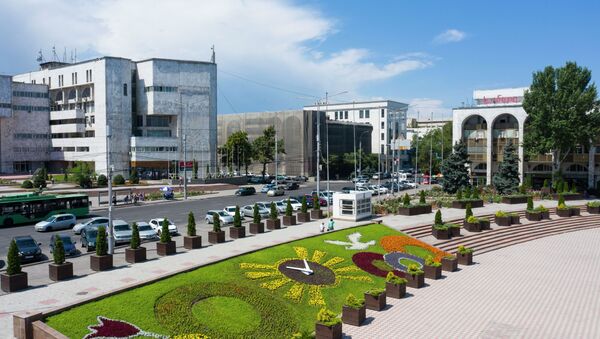 Цветочные клумбы на площади Ала-Тоо в Бишкеке. Архивное фото - Sputnik Кыргызстан