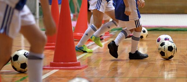Игроки детской футбольной команды во время тренировки. Архивное фото - Sputnik Кыргызстан