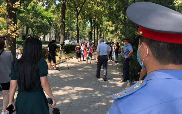 Участники акции также выступают против милицейского произвола и требуют провести судебную реформу - Sputnik Кыргызстан