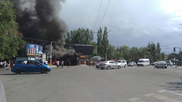 Пожар в 6-м микрорайоне в Бишкеке  - Sputnik Кыргызстан