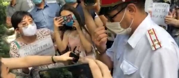 В Бишкеке митингующие и милиция поспорили, как правильно носить маски, — видео - Sputnik Кыргызстан