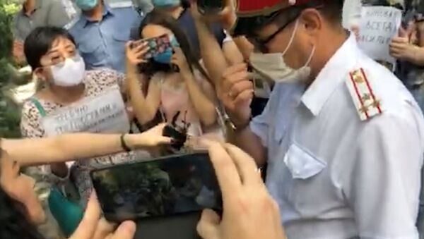 В Бишкеке митингующие и милиция поспорили, как правильно носить маски, — видео - Sputnik Кыргызстан