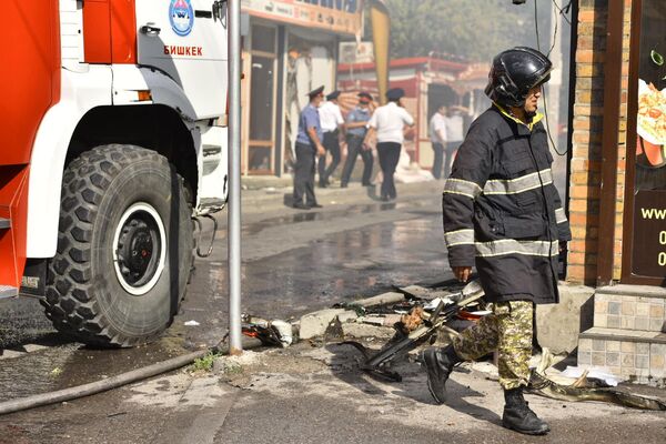 Крупный пожар в точке быстрого питания и находящейся рядом аптеке по улице Сухэ-Батора в Бишкеке - Sputnik Кыргызстан