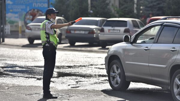 Бишкекте жол кыймылын Патрулдук милиция кызматкери жөнгө салат. Архив - Sputnik Кыргызстан
