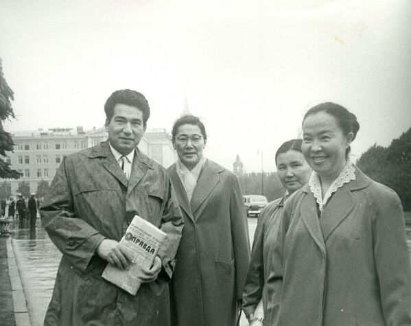 Жаш кез... Жазуучу Чыңгыз Айтматов, министр Күлүйпа Кондучалова, 1963-жыл, Москва шаары - Sputnik Кыргызстан