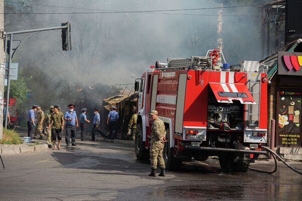 Крупный пожар в точке быстрого питания и находящейся рядом аптеке в Бишкеке  - Sputnik Кыргызстан