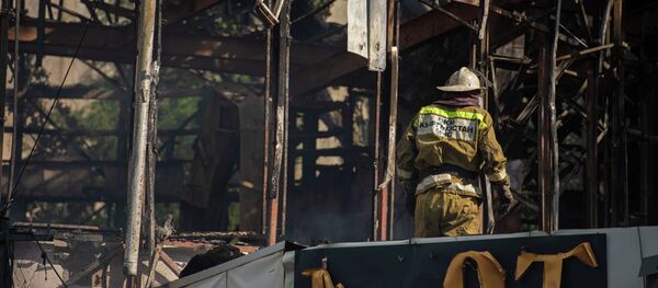 Крупный пожар в точке быстрого питания и находящейся рядом аптеке в Бишкеке  - Sputnik Кыргызстан