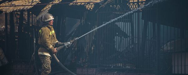 Крупный пожар в точке быстрого питания и находящейся рядом аптеке в Бишкеке  - Sputnik Кыргызстан