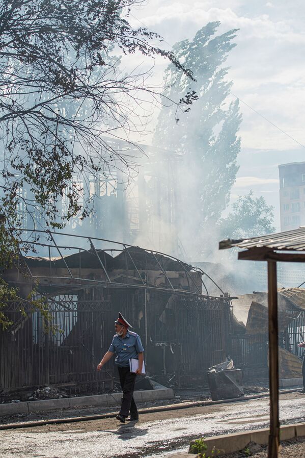 Крупный пожар в точке быстрого питания и находящейся рядом аптеке в Бишкеке  - Sputnik Кыргызстан