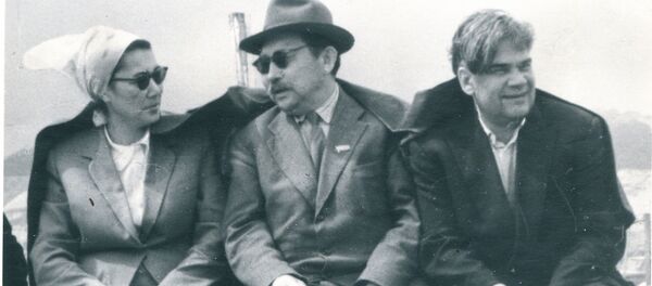 Маданият министри Кондучалова жазуучу Аалы Токомбаев менен Маданият министри Кондучалова жазуучу Аалы Токомбаев менен - Sputnik Кыргызстан