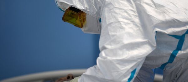 Врач у постели пациента во время обхода в госпитале для лечения зараженных коронавирусной инфекцией COVID-19. Архивное фото Врач у постели пациента во время обхода в госпитале для лечения зараженных коронавирусной инфекцией COVID-19. Архивное фото - Sputnik Кыргызстан