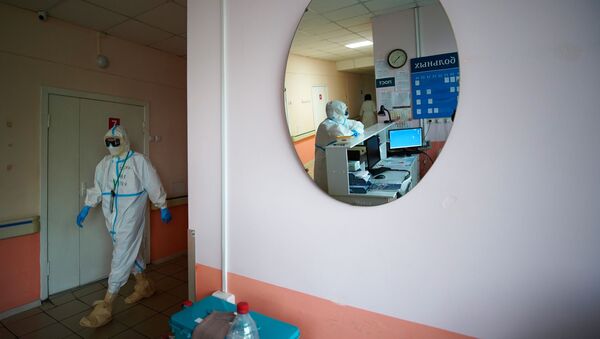 Медицинские работники в больнице для зараженных коронавирусной инфекцией. Архивное фото - Sputnik Кыргызстан