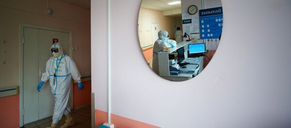 Медицинские работники в больнице для зараженных коронавирусной инфекцией. Архивное фото - Sputnik Кыргызстан
