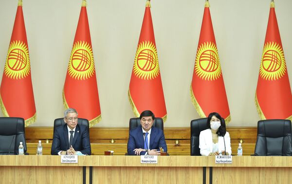 Выступая перед и.о. министрами, Абылгазиев посетовал на то, что в Жогорку Кенеше высказывают в его адрес и в сторону правительства обвинения с неподтвержденными фактами - Sputnik Кыргызстан