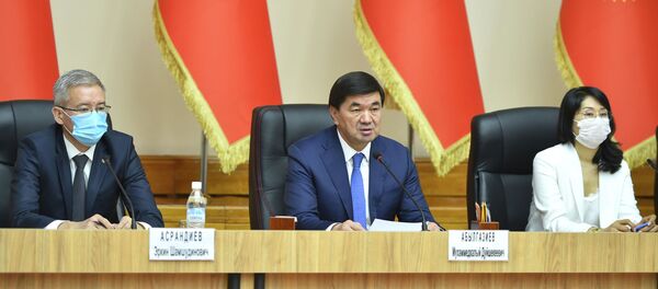 Экс-премьер-министр Мухаммедкалый Абылгазиев өкмөт мүчөлөрүнүн милдетин аткаруучулар менен жолугушуу учрунда - Sputnik Кыргызстан