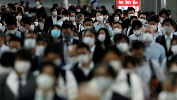 Люди в медицинских масках на станции метро Синагава в Токио, Япония. Архивное фото - Sputnik Кыргызстан