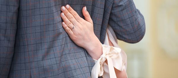 Кучакташып турган аял жана эркек. Архив - Sputnik Кыргызстан