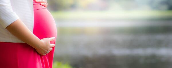 Беременная женщина держится за живот. Архивное фото - Sputnik Кыргызстан