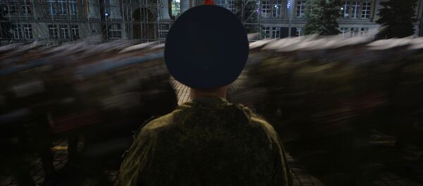 Военнослужащие РФ на ночной репетиции парада в честь 75-летия Победы в Великой Отечественной войне - Sputnik Кыргызстан