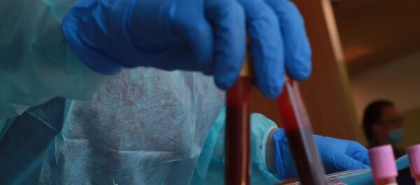 Кровь пробирках на тестирование наличия антител к коронавирусу COVID-19 Кровь пробирках на тестирование наличия антител к коронавирусу COVID-19 - Sputnik Кыргызстан