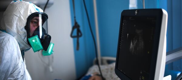 Врач делает УЗИ пациенту. Архивное фото - Sputnik Кыргызстан